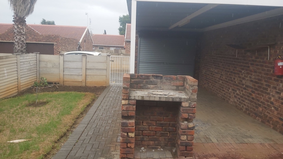 To Let 1 Bedroom Property for Rent in Fleurdal Free State